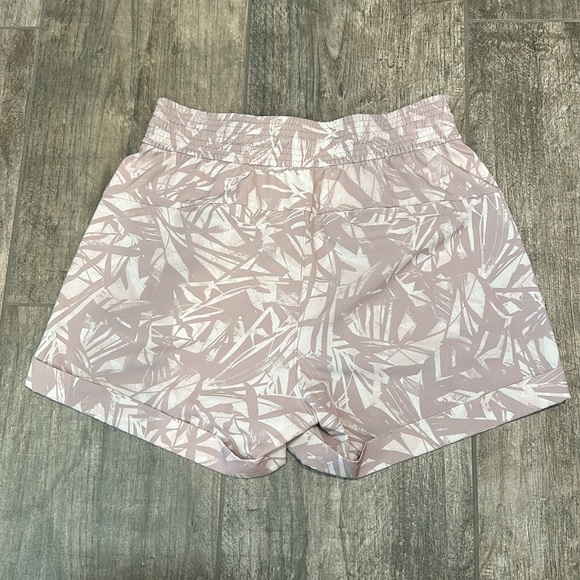 Lululemon Spring Breakaway Short - Picture 2 of 6